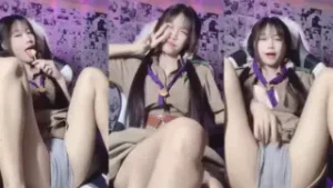 หลุด xxx ไลฟ์สดคาชุดราชการ ครูใหม่เพิ่งบรรจุ สอนลูกเสือกลับมาเปิดวีดีโอคอลทันที โชว์หีฟิตโหนกกรีมเนียน ๆ ปลดกระดุมเสื้อบนนมโตเด้ง ๆ มือลูบหีเงี่ยน ๆ ครางยั่วเย็ดเบา ๆ ในชุดครูเต็มยศ บอกเลยงานดีมาก